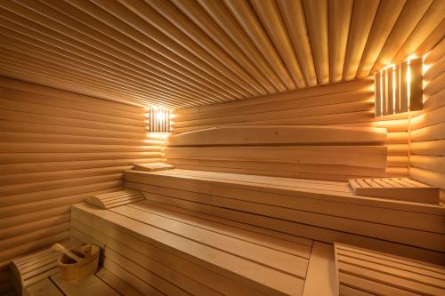 eine Holzsauna mit Lichtern darauf in der Unterkunft 9 April Village Sea & Spa Varna in Warna