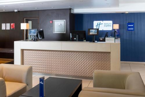 Un televizor și/sau centru de divertisment la Holiday Inn Express London - Wandsworth by IHG