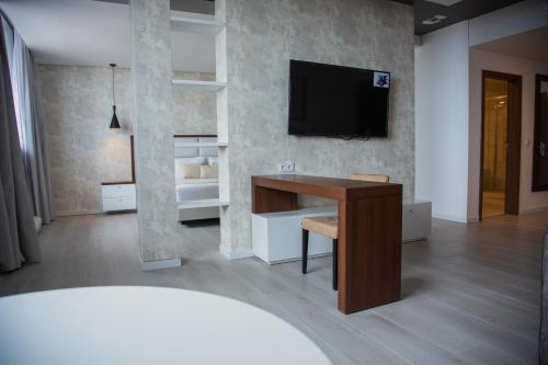 マプトにあるWL Hotel Maputo Executiveのデスク、壁掛けテレビ付きのオフィス