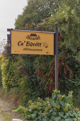 a sign for a car brecht entrance in a garden at Ca' Biscòtt in Borgoforte