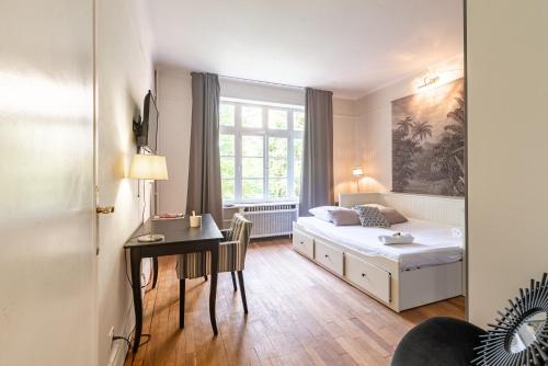 une chambre avec un lit, une table et une fenêtre dans l'établissement Suite studio Darcy, à Dijon