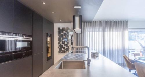 Billede fra billedgalleriet på Grand Spa-Francorchamps Villa - Chalourous "home sweat home" for Families, Friends & Pilots - Splendid 4-Bedroom with Home Cinema theater & pool i Spa