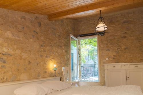 Ένα ή περισσότερα κρεβάτια σε δωμάτιο στο La Souche Fleurie, Cottage Marcel