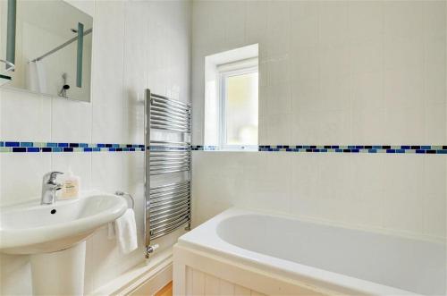 Phòng tắm tại St Georges Lemain Garden Apts