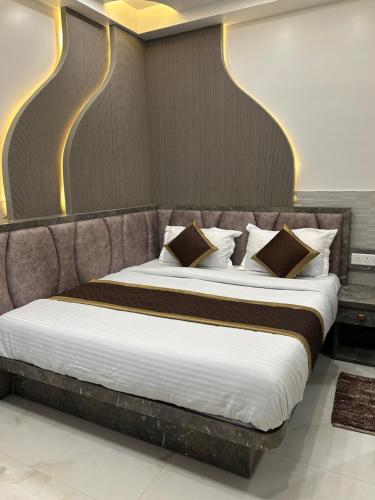 a bedroom with a large bed in a room at Hotel Shree Guru Plaza 3 Minute Walking Distance From New Delhi Railway Station in New Delhi