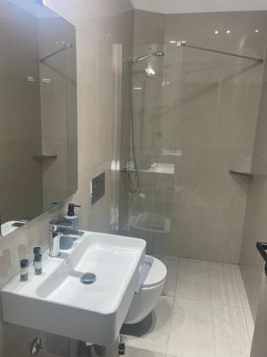 オウランオウポリにあるSENSIMAR Rooms To Letの洗面台、トイレ、シャワー付きのバスルーム