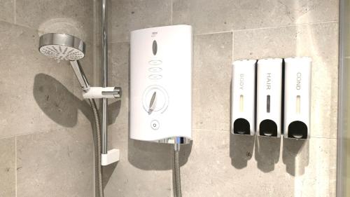 Un mando de Wii en la pared de la ducha en Morden Place, Free Parking & Private Entrance, en Bournemouth