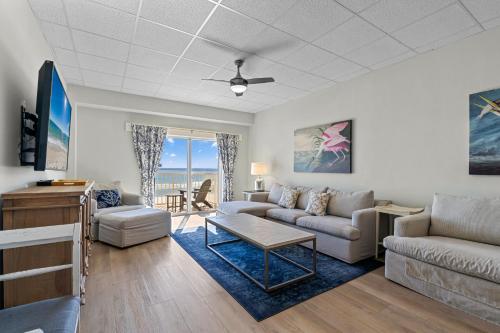 een woonkamer met een bank en een tv bij Sans Souci Unit 204 in Villa Sabine