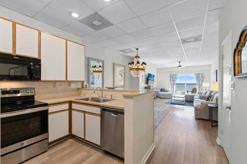 een keuken met een spoelbak en een fornuis bij Sans Souci Unit 204 in Villa Sabine