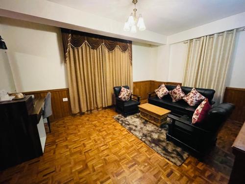 a living room with a couch and a table at Changu Che Retreat ! Pelling in Pelling