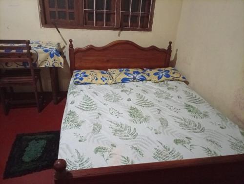 - un lit avec une couette et des oreillers blancs dans l'établissement River side resort, à Balangoda