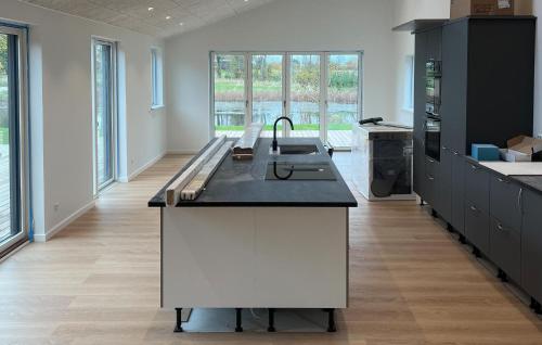 Η κουζίνα ή μικρή κουζίνα στο Luxurious Home In Karrebæksminde With Wifi