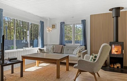 ein Wohnzimmer mit Sofa und Tisch in der Unterkunft 3 Bedroom Amazing Home In Rømø in Kongsmark