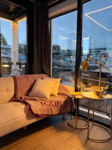een woonkamer met een bank en een tafel bij Lukrecja HouseBoat in Wrocław