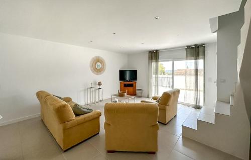 een woonkamer met twee banken en een tv bij Lovely Home In Montignargues With Private Swimming Pool, Can Be Inside Or Outside in Montignargues