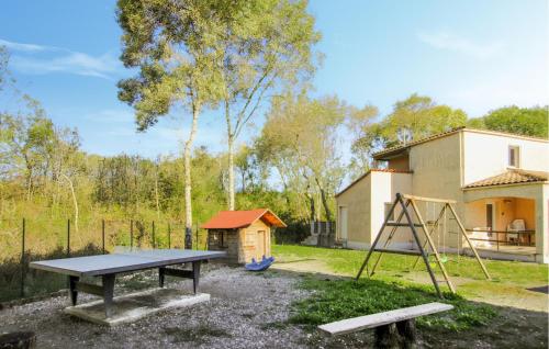 Legeområdet for børn på 2 Bedroom Cozy Home In Lablachère