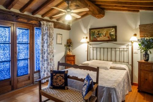 Postel nebo postele na pokoji v ubytování Historic Farmhouse Casa Del Chiodo