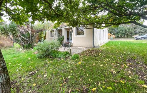 a small white house with a tree in the yard at Gorgeous Home In Lussan in Fons-sur-Lussan