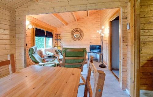 une salle à manger avec une table et des chaises en bois dans l'établissement 2 Bedroom Awesome Home In Chenac-Saint-Seurin-D', à Saint-Seurin-dʼUzet