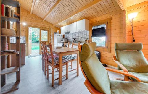 une cuisine et une salle à manger avec une table et des chaises dans l'établissement 2 Bedroom Awesome Home In Chenac-Saint-Seurin-D', à Saint-Seurin-dʼUzet