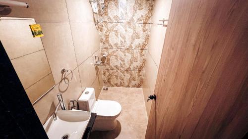 a small bathroom with a toilet and a sink at Vista Mare in Vagator