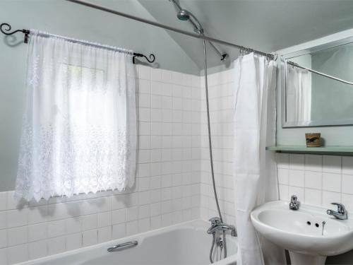 a white bathroom with a sink and a tub and a toilet at 3 Bed in Dorstone BN070 in Hardwicke