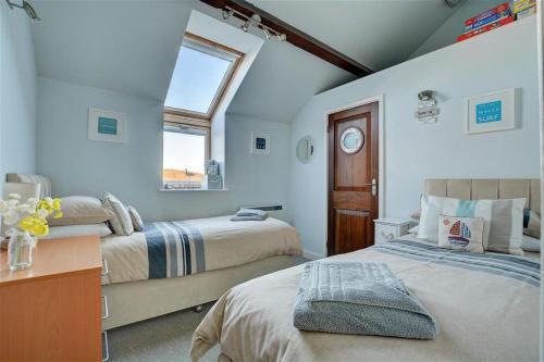 Giường trong phòng chung tại Castle Green Cottage