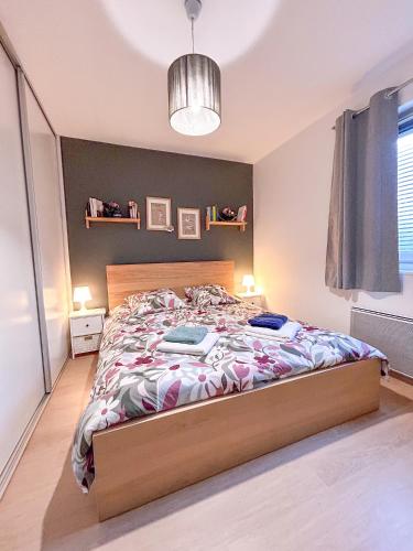 a bedroom with a large bed in a room at La Piste Bleue in Capbreton