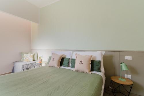 een slaapkamer met een bed met roze en groene kussens bij Beddhra Mia - Lecce Selection in Lecce