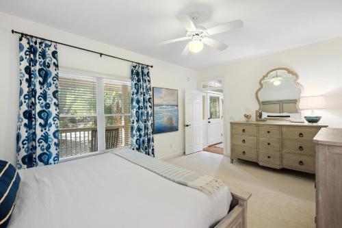Un dormitorio con una cama y una cómoda y una ventana. en SM14: 14 Silver Moss, en Kiawah Island