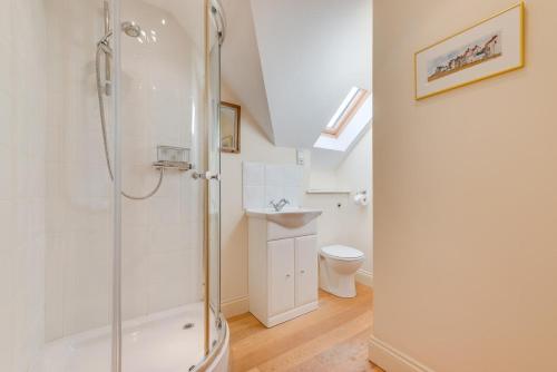 ein Badezimmer mit Dusche und Toilette in der Unterkunft Aldeburgh Dawn in Aldeburgh