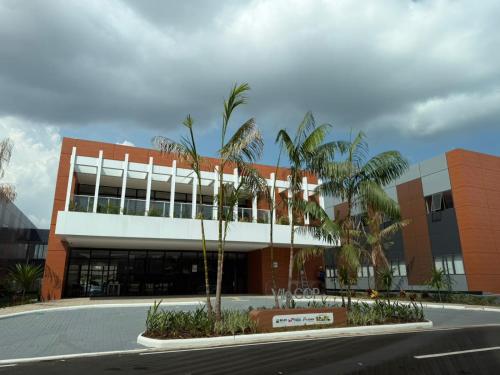 een gebouw met palmbomen voor een straat bij Hotel Vila Cop in Belém
