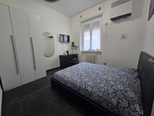 a bedroom with a bed and a window at Bilocale 40 mq con parcheggio privato in Milan