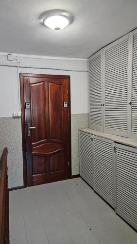 a room with a wooden door and some cabinets at Apartamenty na Piątkę in Karpacz