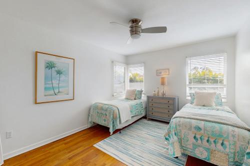 En eller flere senge i et værelse på Sunsetter on Sapphire Shores