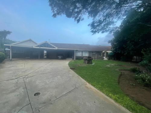 a house with a yard in front of it at 33 Boeren in Vryheid