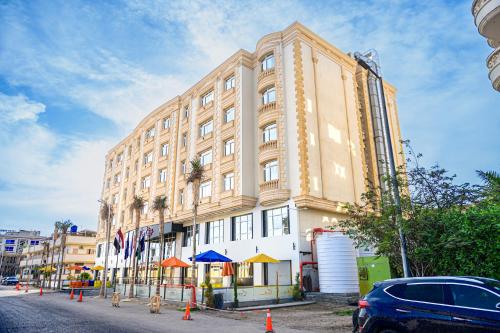 un gran edificio al costado de una calle en Aracan Hotac Ras El Bar, en Ras El Bar