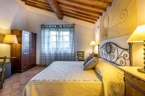 een slaapkamer met een groot bed in een kamer bij Casale Il Chicchero in Castel San Gimignano