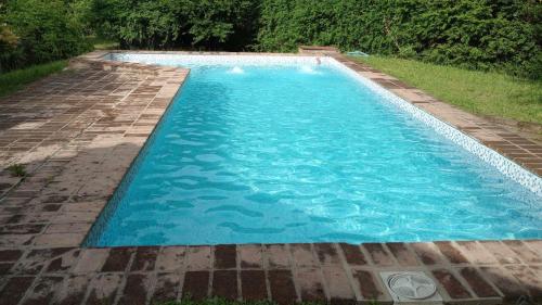 ein Swimmingpool mit blauem Wasser in einem Hof in der Unterkunft Abedules VGB in Villa General Belgrano