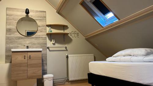 En eller flere senge i et værelse på Zomerhuis Beach EnJoy