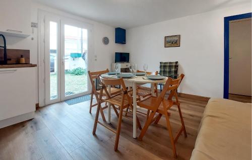 eine Küche und ein Esszimmer mit Tisch und Stühlen in der Unterkunft Appartement Proche Plage in Royan