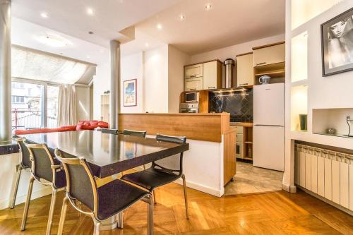 Big terrace 2 BR with AC 2 steps from main square
