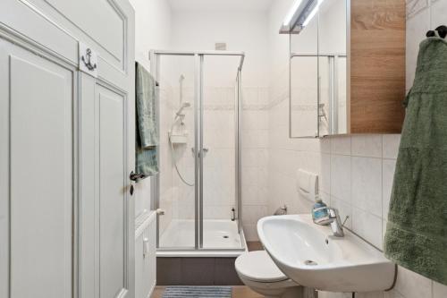 a bathroom with a sink and a toilet and a shower at Larooms KU11 - Zentrales & charmantes Altbauapartment - All inclusiv! in Halle Saale in Halle an der Saale