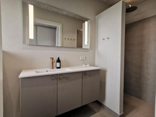 Vannituba majutusasutuses Cozy 4-Bedroom Holiday Home in Vester Havn, Denmark