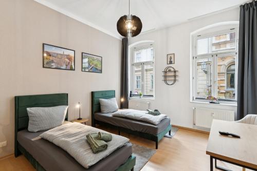 a living room with two beds and a couch at Larooms KU11 - Zentrales & charmantes Altbauapartment - All inclusiv! in Halle Saale in Halle an der Saale