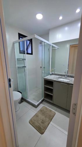 łazienka z przeszkloną kabiną prysznicową i toaletą w obiekcie Studio com ótima localização no Ingá w mieście Niterói