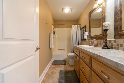 un bagno con lavandino, WC e specchio di Awesome Views - Lake Hamilton Condo a Hot Springs