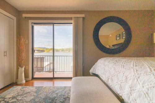 una camera da letto con un letto e un grande specchio di Awesome Views - Lake Hamilton Condo a Hot Springs