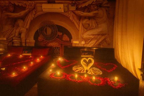 Urban homestay volcastay في Zirakpur: مذبح به قلوب وشموع في كنيسة