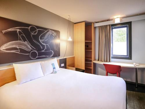 a hotel room with a bed and a desk at ibis Lyon Gerland Musée des Confluences in Lyon